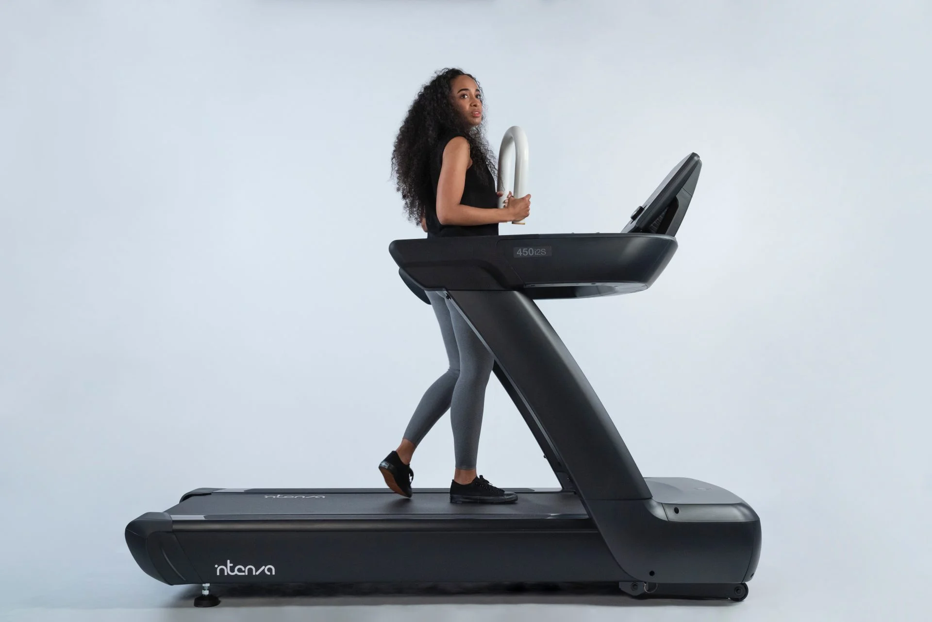 femme sur tapis de course
